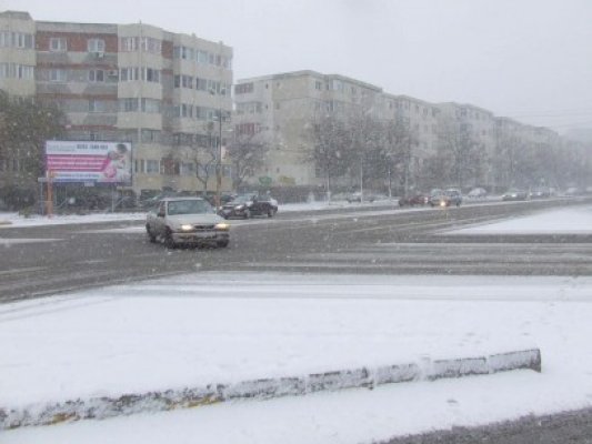 Ninsori, frig şi vânt puternic, de luni!